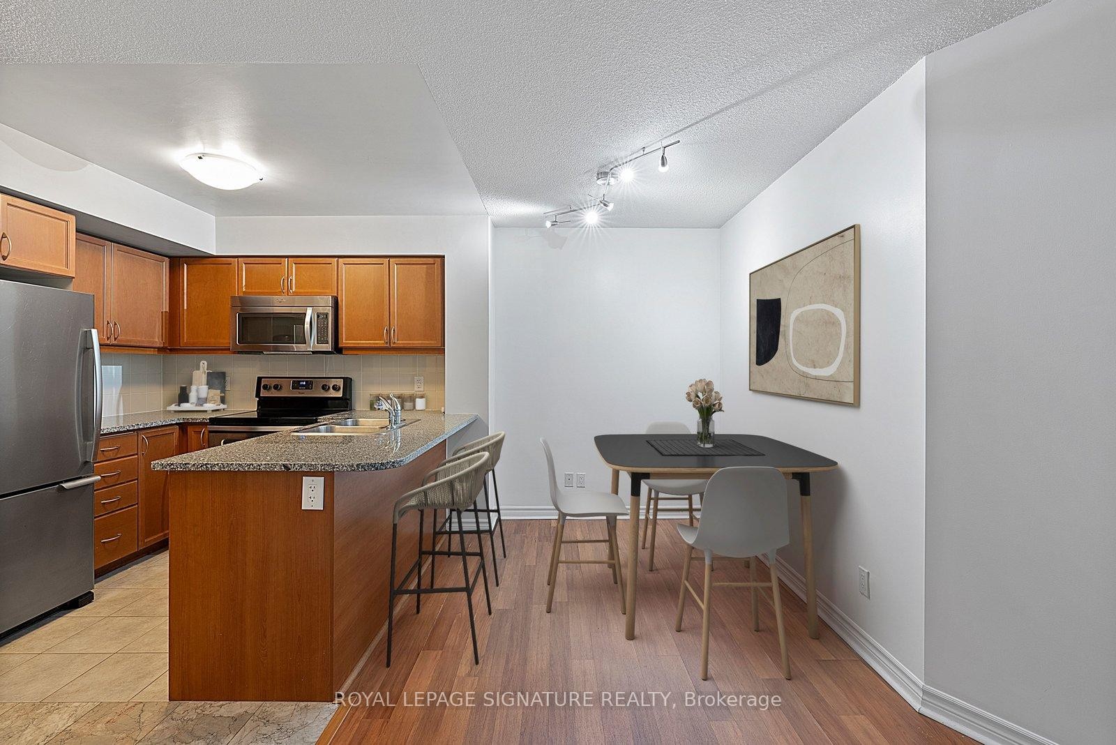 801-19 Grand Trunk Crescent, Toronto, ON - Indoor Photo Showing Kitchen