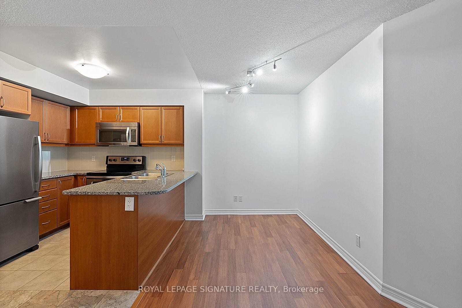 801-19 Grand Trunk Crescent, Toronto, ON - Indoor Photo Showing Kitchen