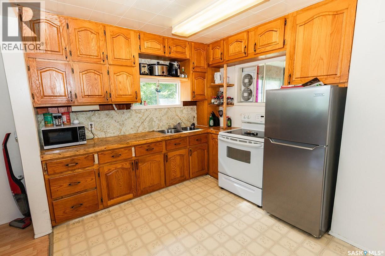 315 Atlantic Avenue, Kerrobert, SK - Indoor Photo Showing Kitchen With Double Sink