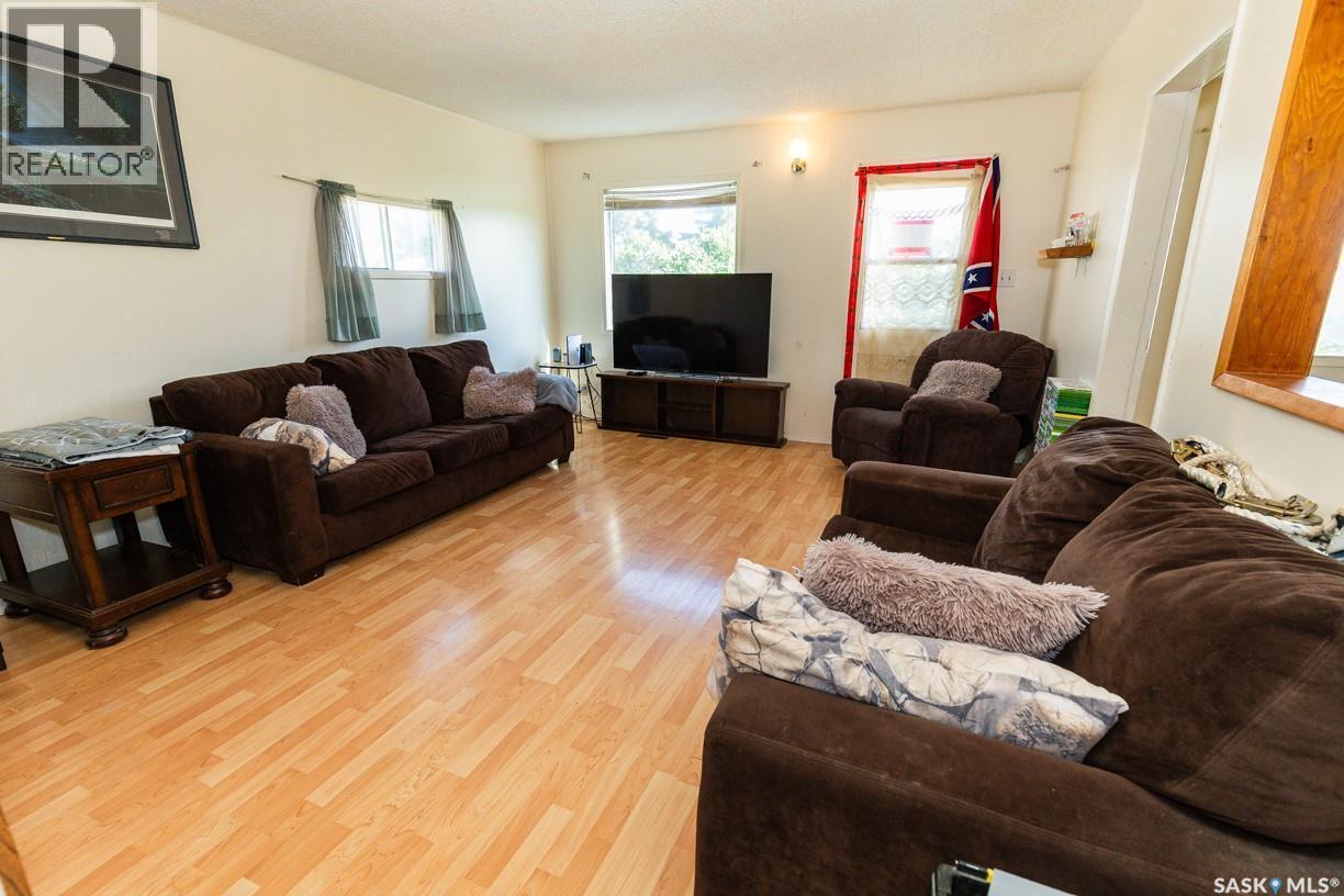 315 Atlantic Avenue, Kerrobert, SK - Indoor Photo Showing Living Room