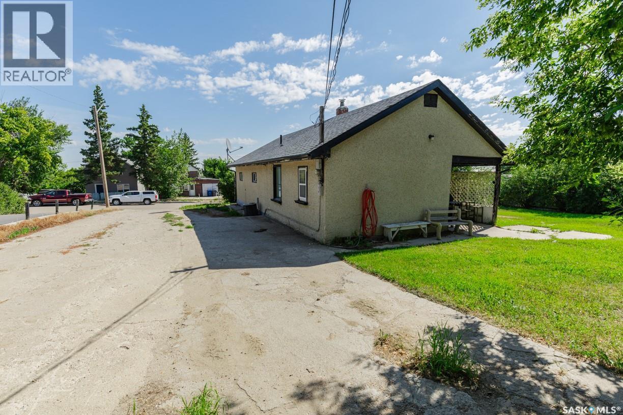315 Atlantic Avenue, Kerrobert, SK - Outdoor