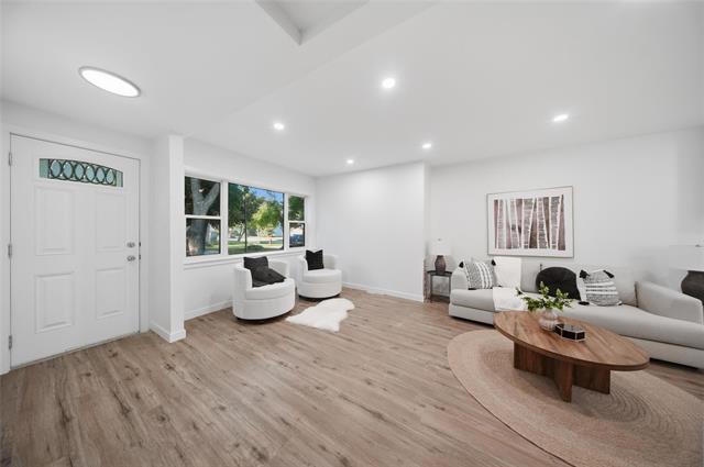 324 Yale Ave, Winnipeg, MB - Indoor Photo Showing Living Room