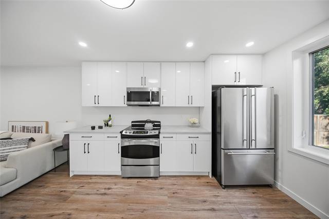 324 Yale Ave, Winnipeg, MB - Indoor Photo Showing Kitchen