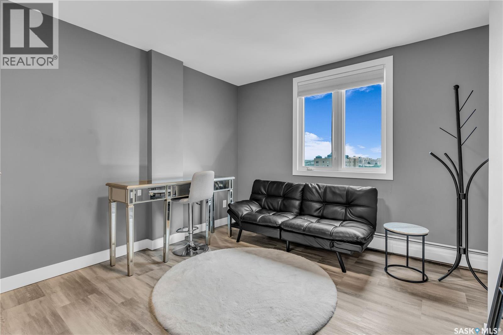 1606 320 5Th Avenue N, Saskatoon, SK - Indoor Photo Showing Living Room