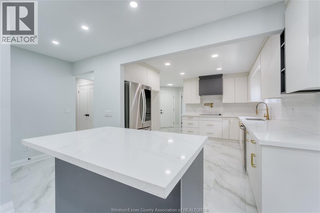 2350 Docherty Drive, Tecumseh, ON - Indoor Photo Showing Kitchen
