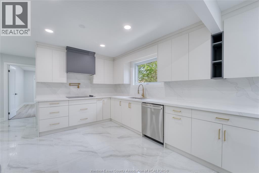 2350 Docherty Drive, Tecumseh, ON - Indoor Photo Showing Kitchen
