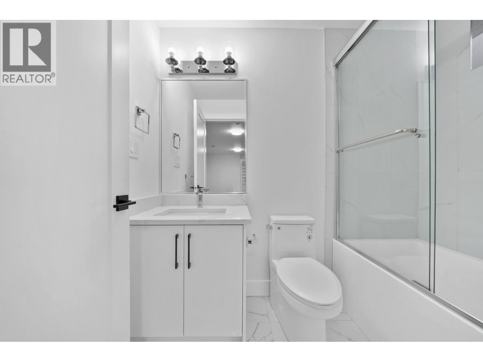 2995 E 17Th Avenue, Vancouver, BC - Indoor Photo Showing Bathroom