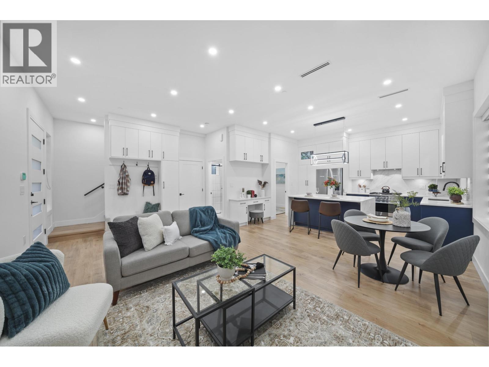 2995 E 17Th Avenue, Vancouver, BC - Indoor Photo Showing Living Room