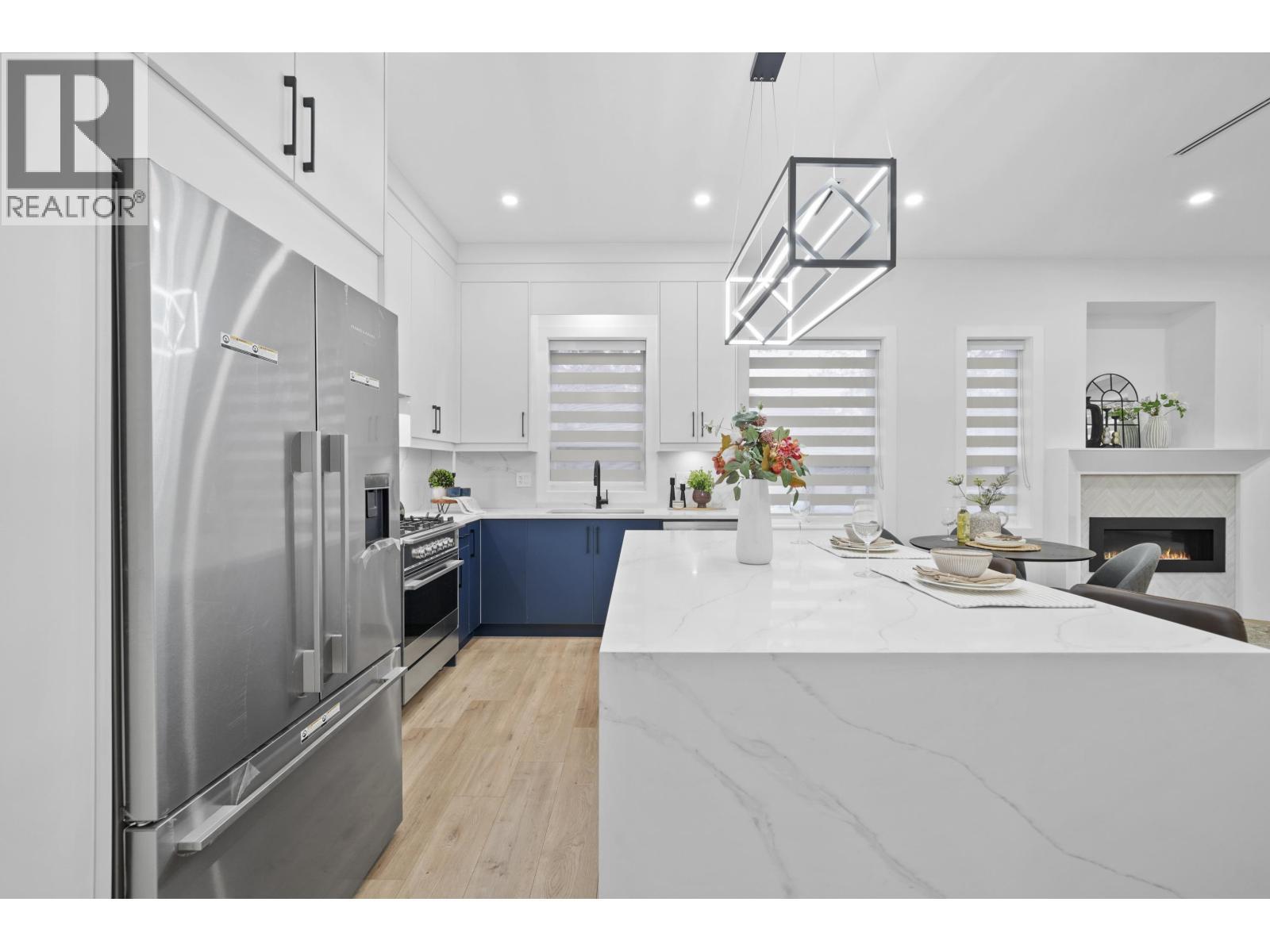 2995 E 17Th Avenue, Vancouver, BC - Indoor Photo Showing Kitchen With Upgraded Kitchen