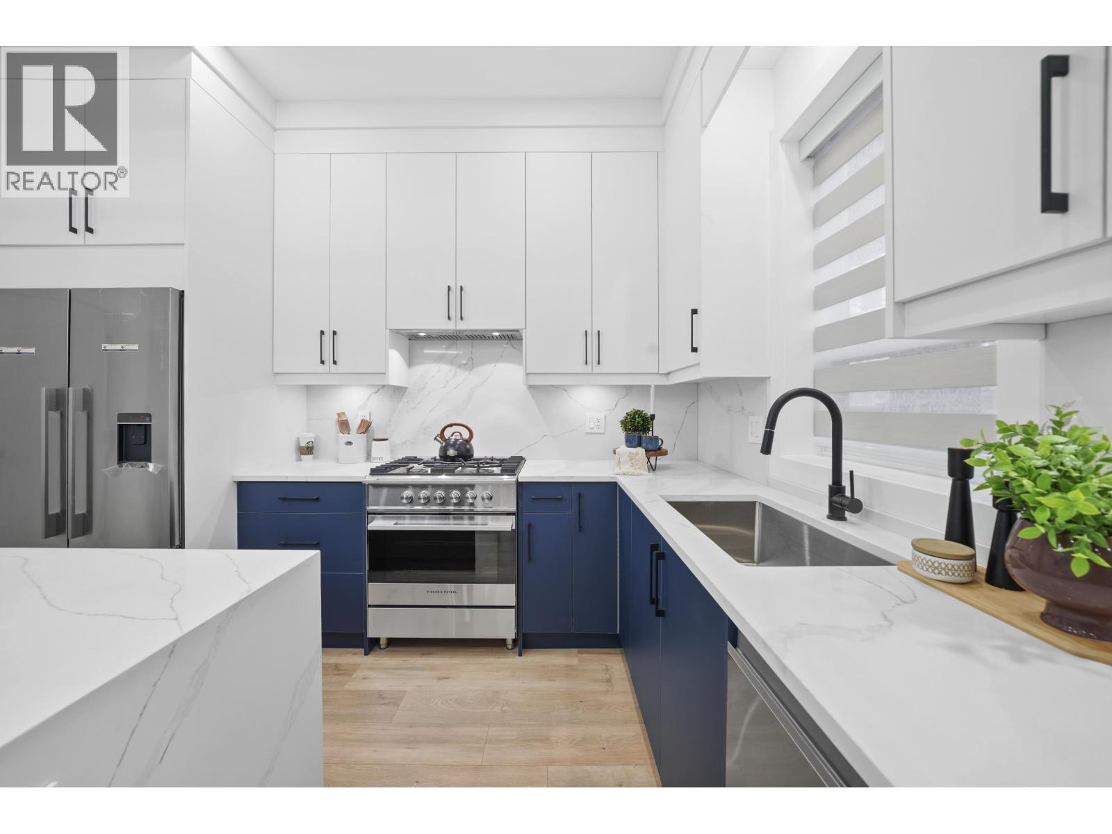 2995 E 17Th Avenue, Vancouver, BC - Indoor Photo Showing Kitchen With Upgraded Kitchen