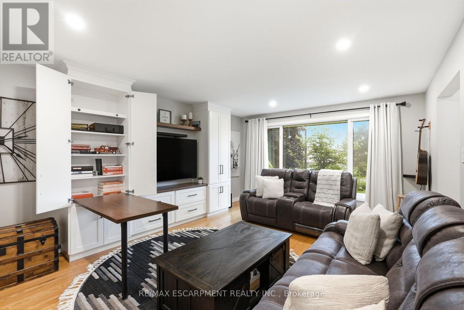 10 Taylor Crescent, Hamilton, ON - Indoor Photo Showing Living Room