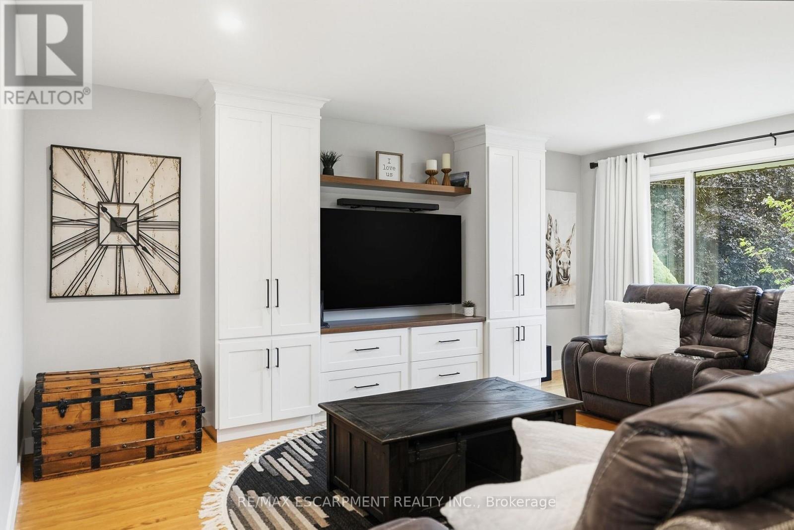 10 Taylor Crescent, Hamilton, ON - Indoor Photo Showing Living Room