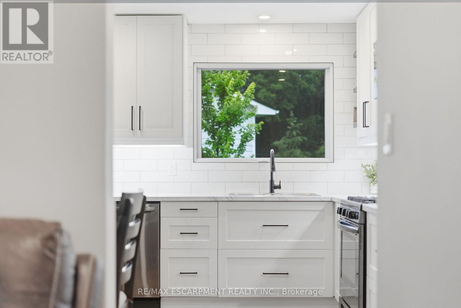 10 Taylor Crescent, Hamilton, ON - Indoor Photo Showing Kitchen With Upgraded Kitchen
