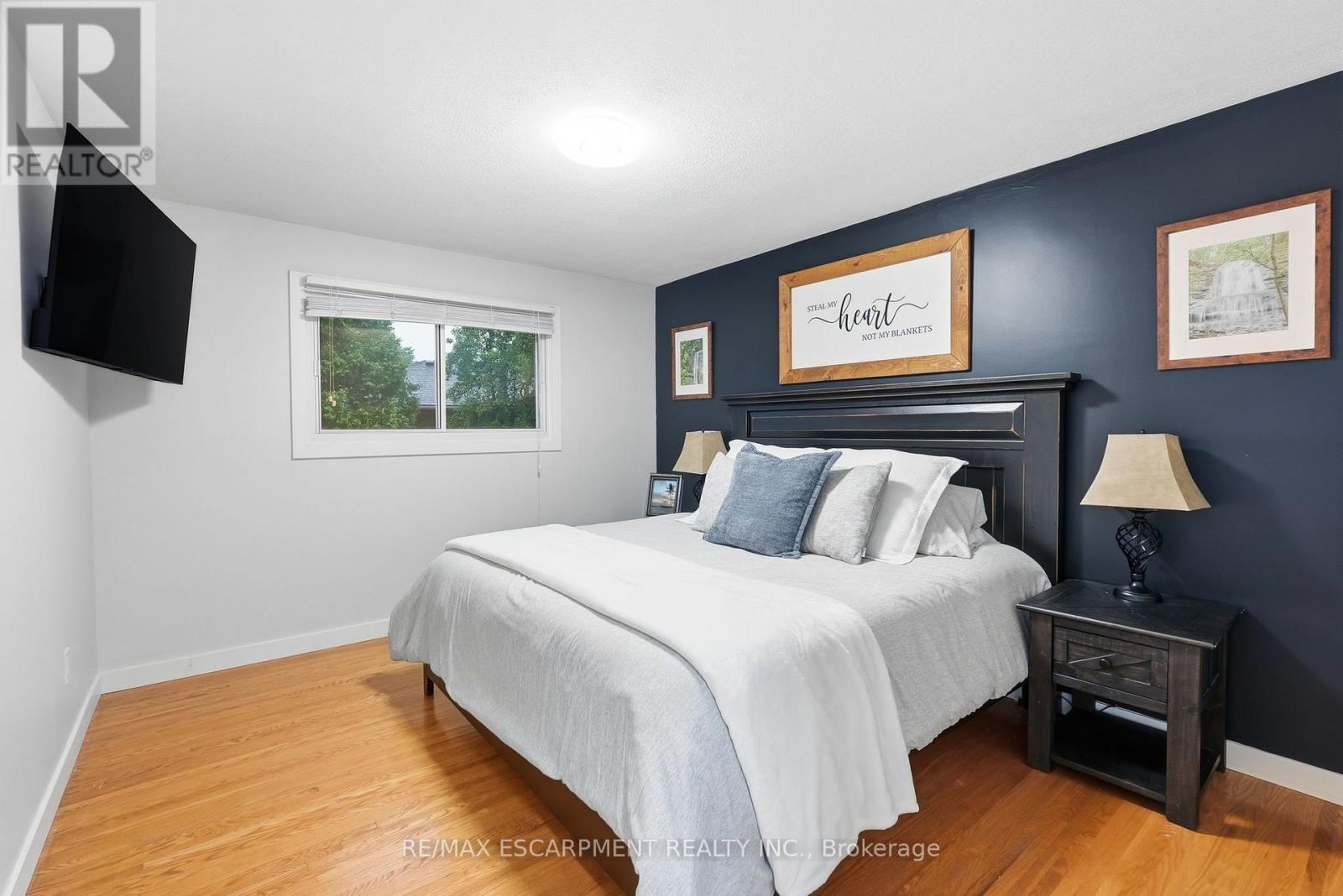 10 Taylor Crescent, Hamilton, ON - Indoor Photo Showing Bedroom