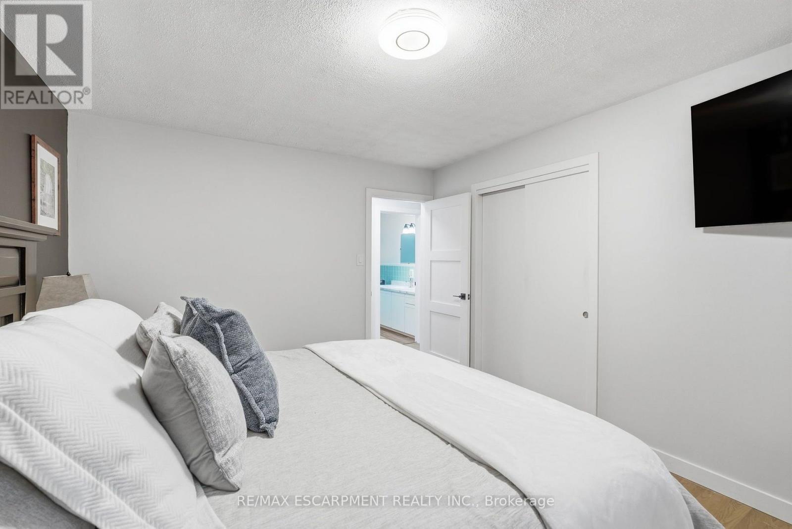10 Taylor Crescent, Hamilton, ON - Indoor Photo Showing Bedroom