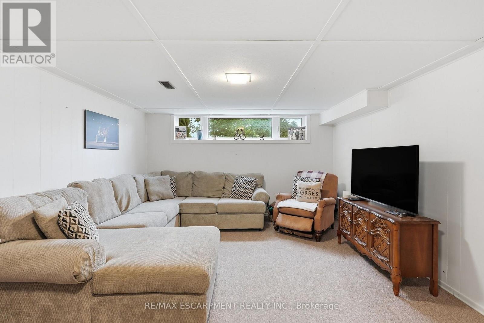 10 Taylor Crescent, Hamilton, ON - Indoor Photo Showing Living Room