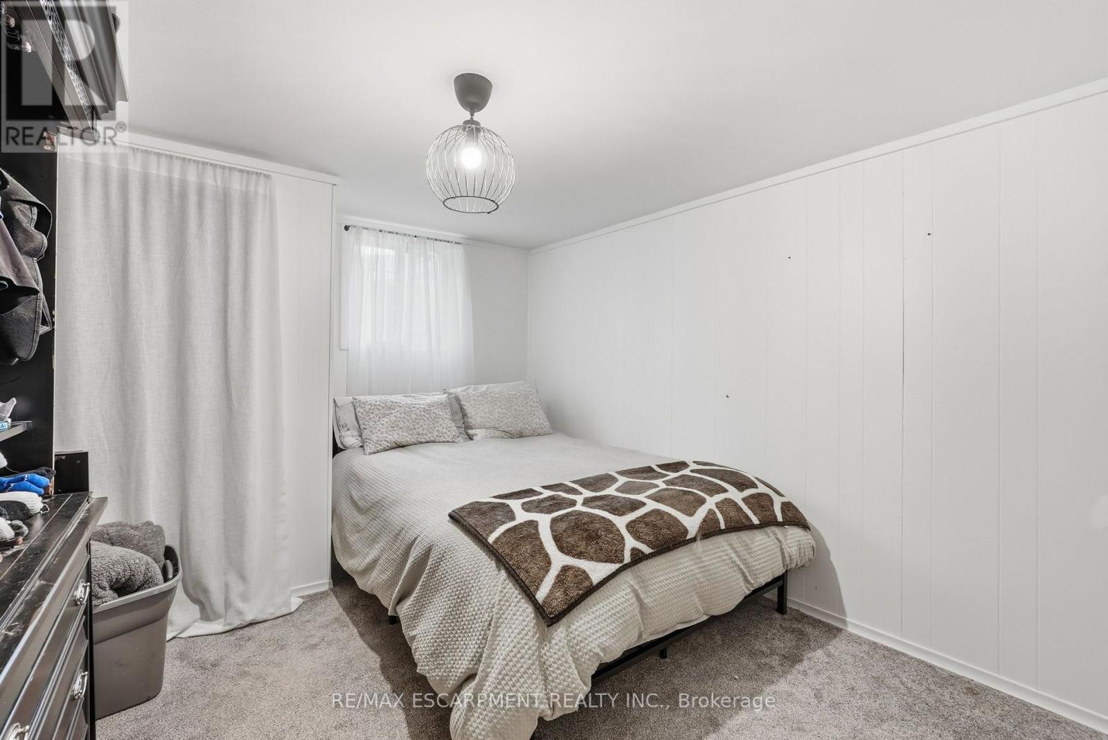 10 Taylor Crescent, Hamilton, ON - Indoor Photo Showing Bedroom
