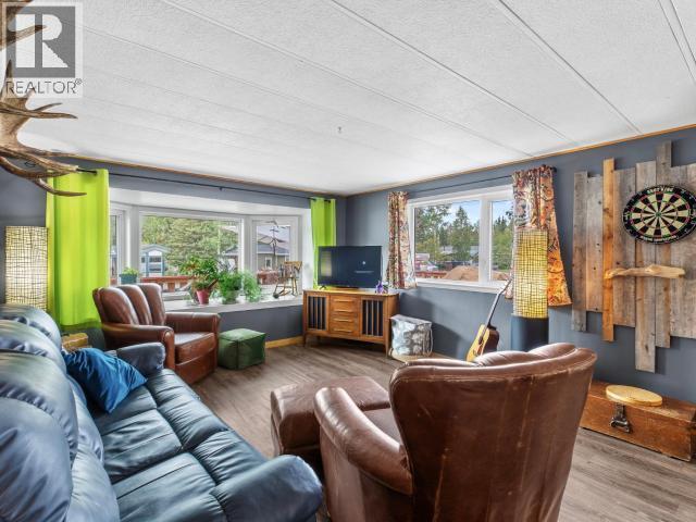 161 Rainbow Road, Whitehorse, YT - Indoor Photo Showing Living Room