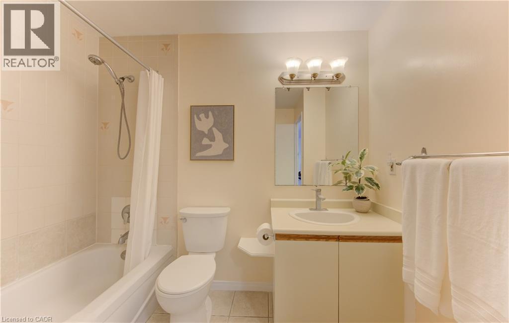 65 Highland Crescent Unit# 204, Kitchener, ON - Indoor Photo Showing Bathroom