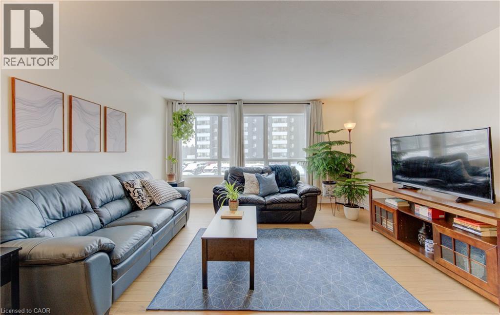65 Highland Crescent Unit# 204, Kitchener, ON - Indoor Photo Showing Living Room