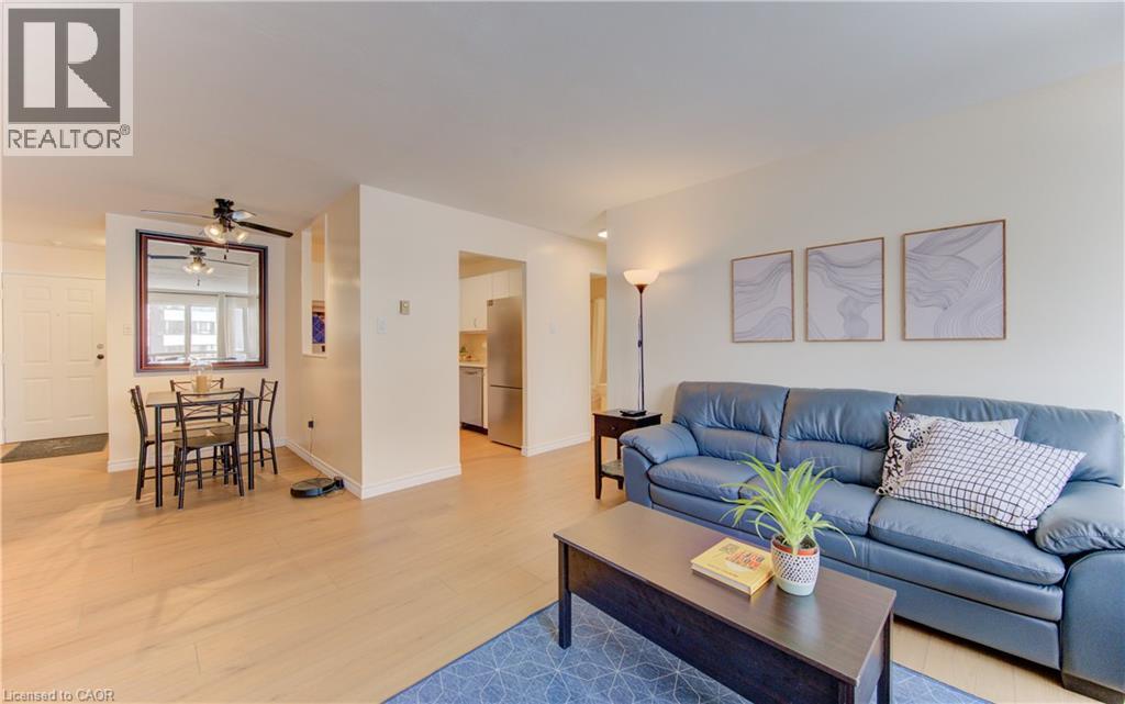 65 Highland Crescent Unit# 204, Kitchener, ON - Indoor Photo Showing Living Room