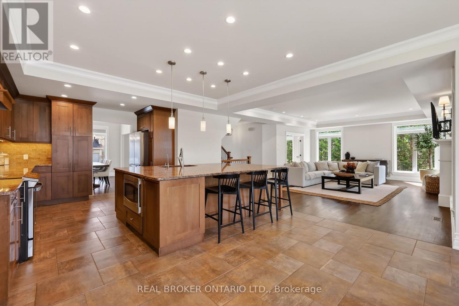 465 Lockmaster Crescent, Ottawa, ON - Indoor Photo Showing Kitchen With Upgraded Kitchen