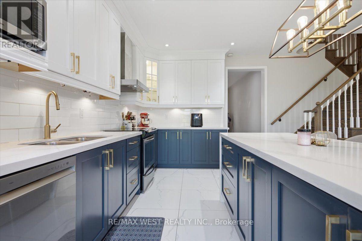 29 Stockell Crescent, Ajax, ON - Indoor Photo Showing Kitchen With Stainless Steel Kitchen With Double Sink With Upgraded Kitchen