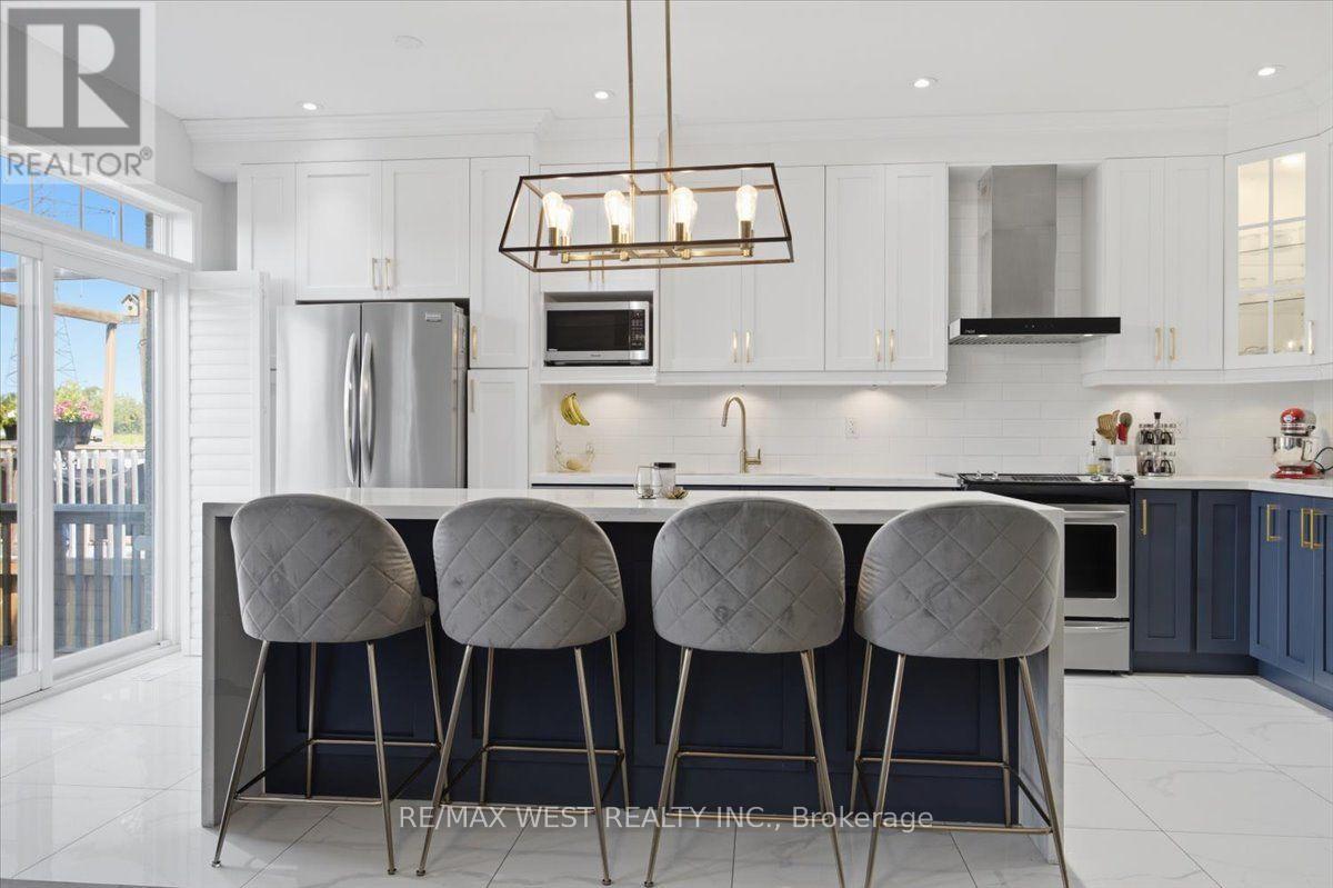 29 Stockell Crescent, Ajax, ON - Indoor Photo Showing Kitchen With Upgraded Kitchen