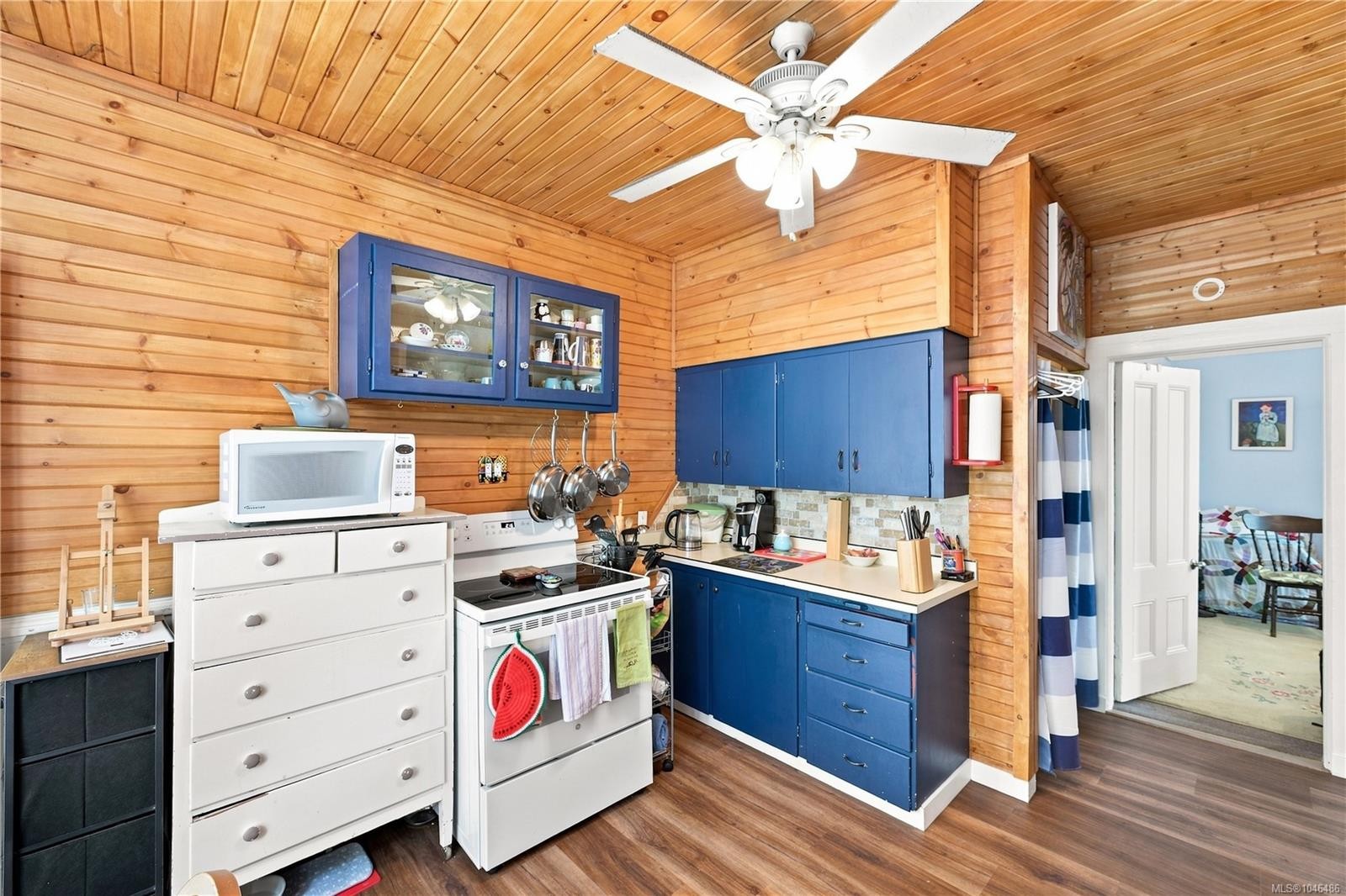 1272 Centre Rd, Victoria, BC - Indoor Photo Showing Kitchen