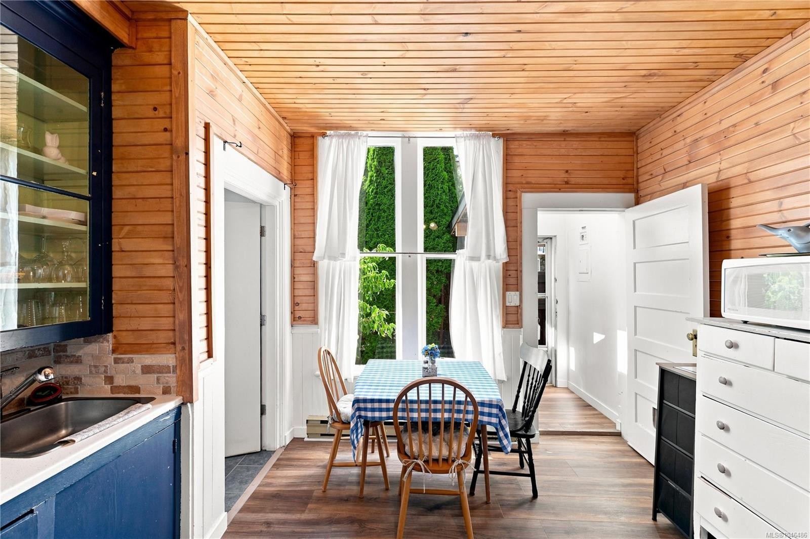 1272 Centre Rd, Victoria, BC - Indoor