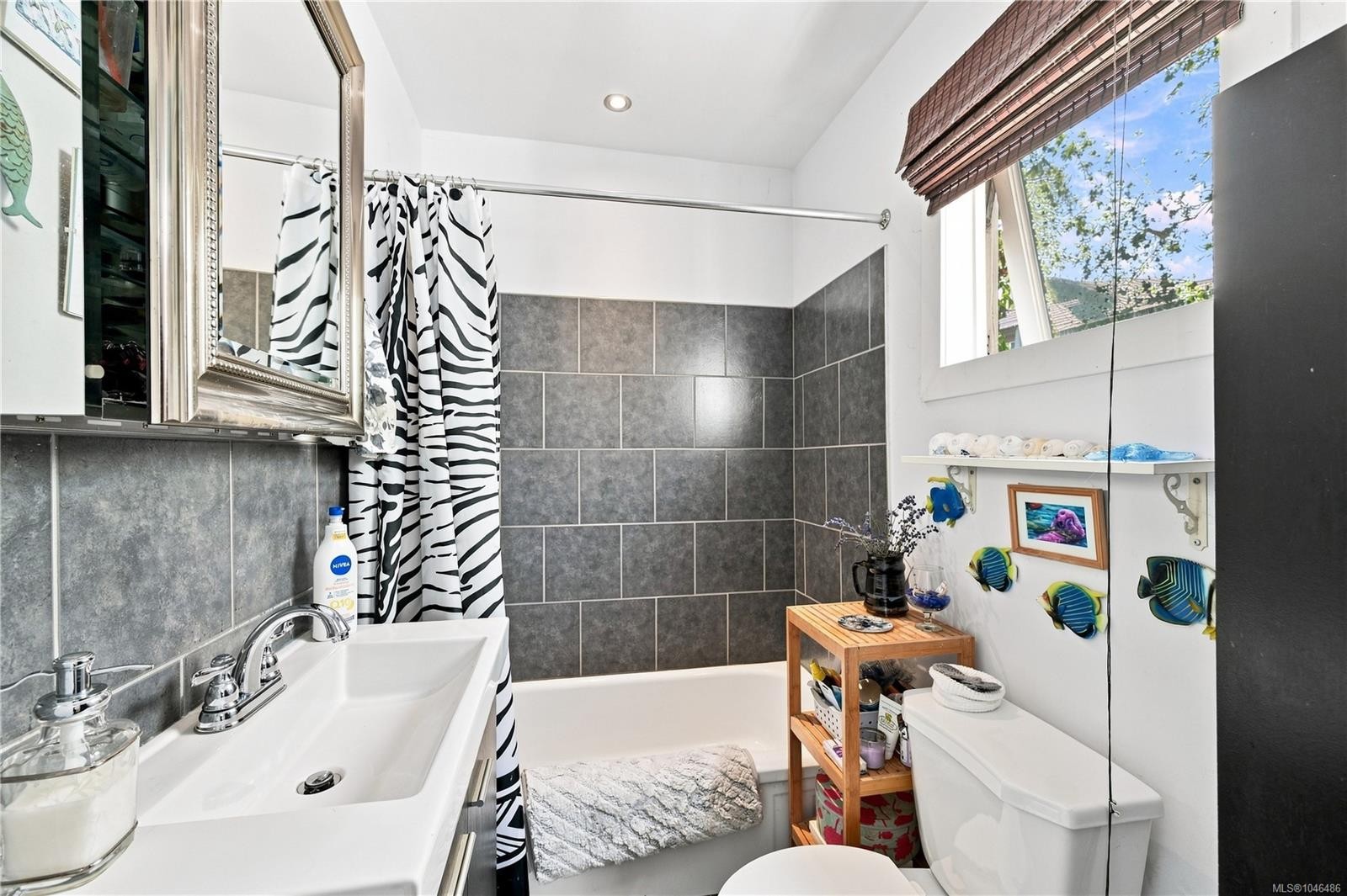 1272 Centre Rd, Victoria, BC - Indoor Photo Showing Bathroom