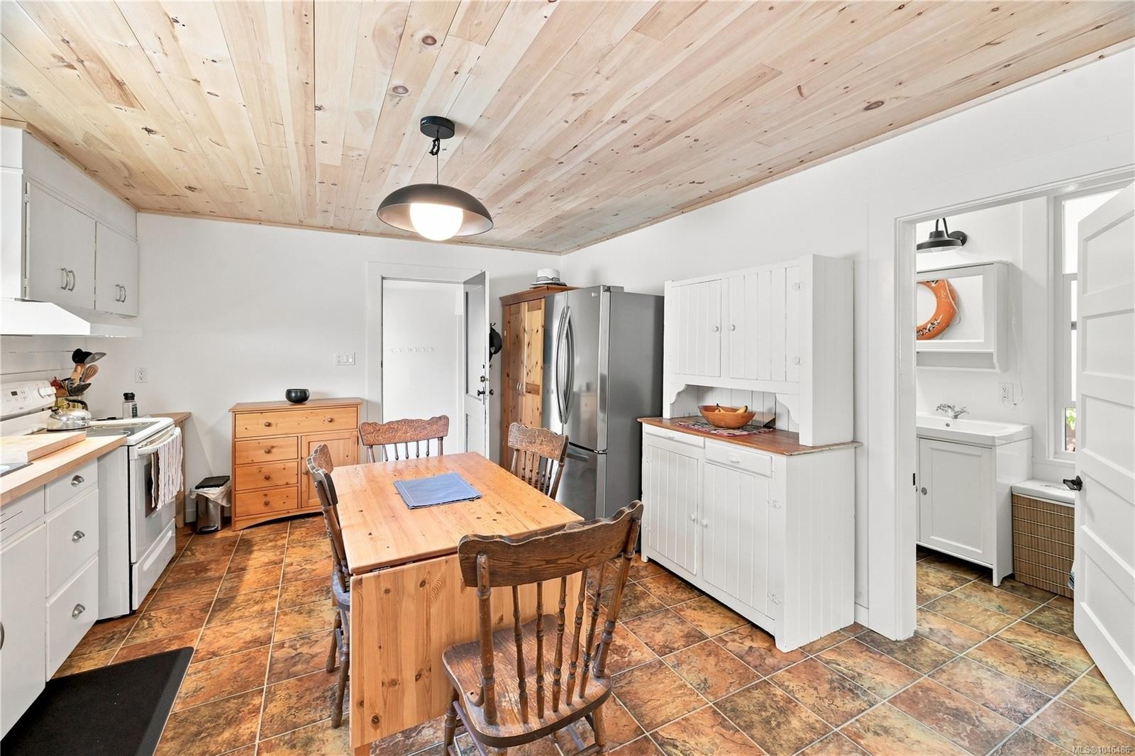 1272 Centre Rd, Victoria, BC - Indoor Photo Showing Other Room