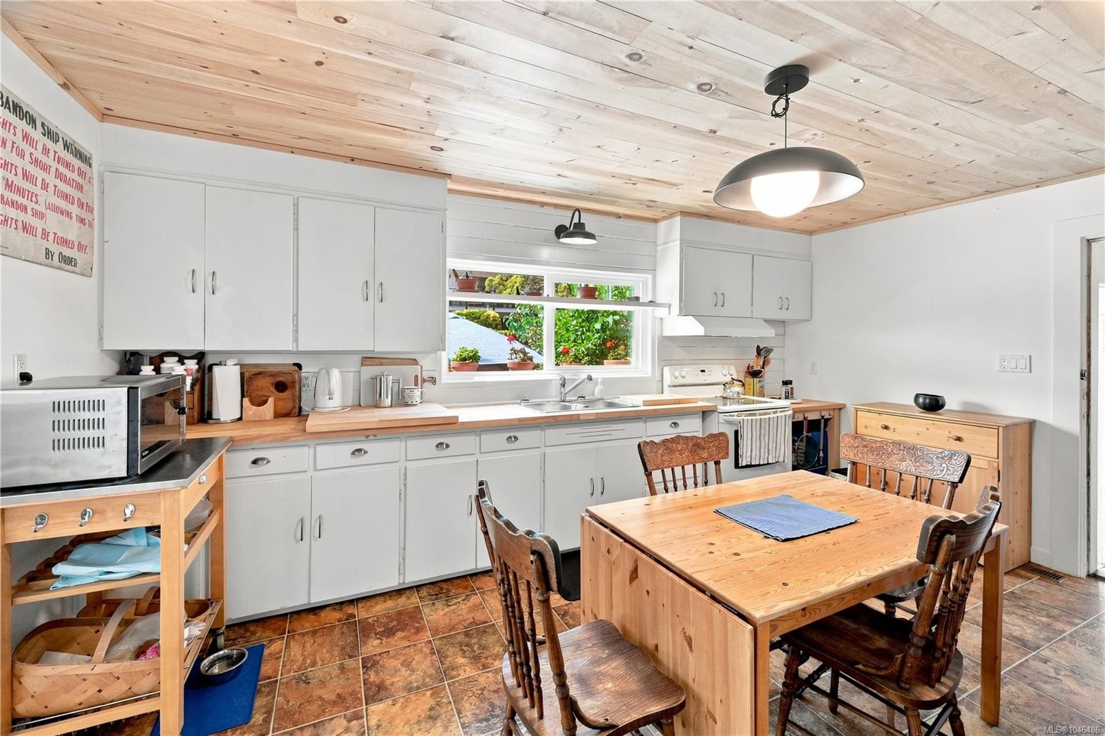 1272 Centre Rd, Victoria, BC - Indoor