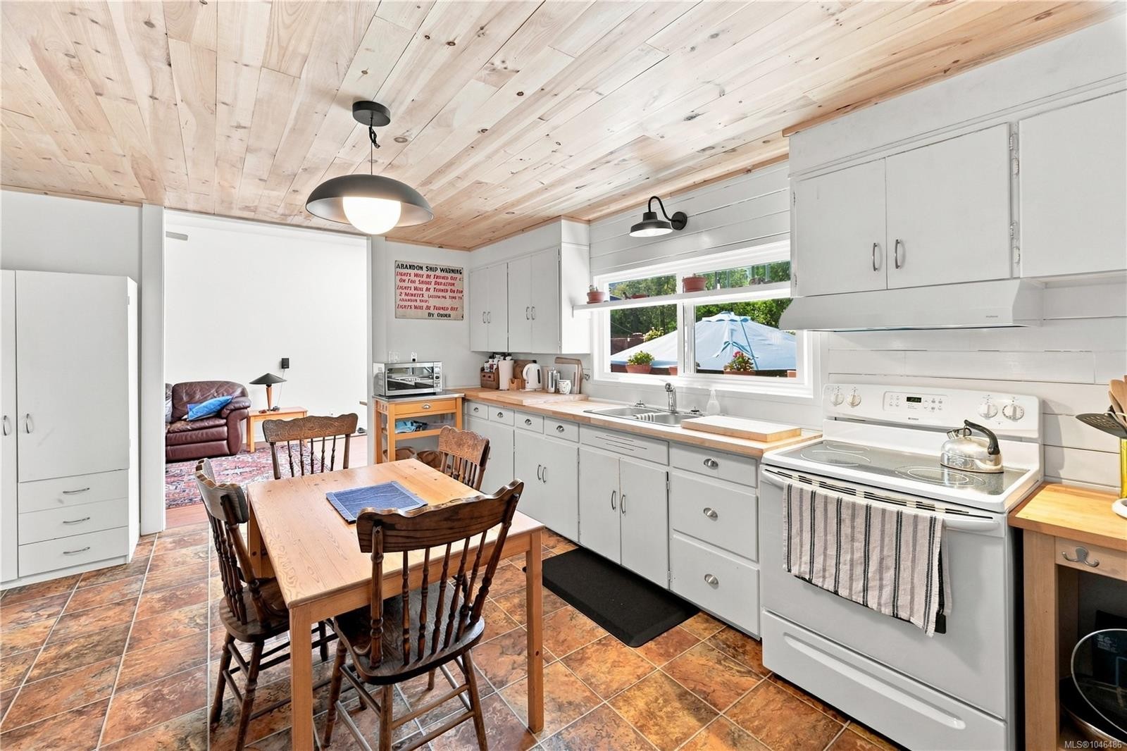 1272 Centre Rd, Victoria, BC - Indoor Photo Showing Other Room