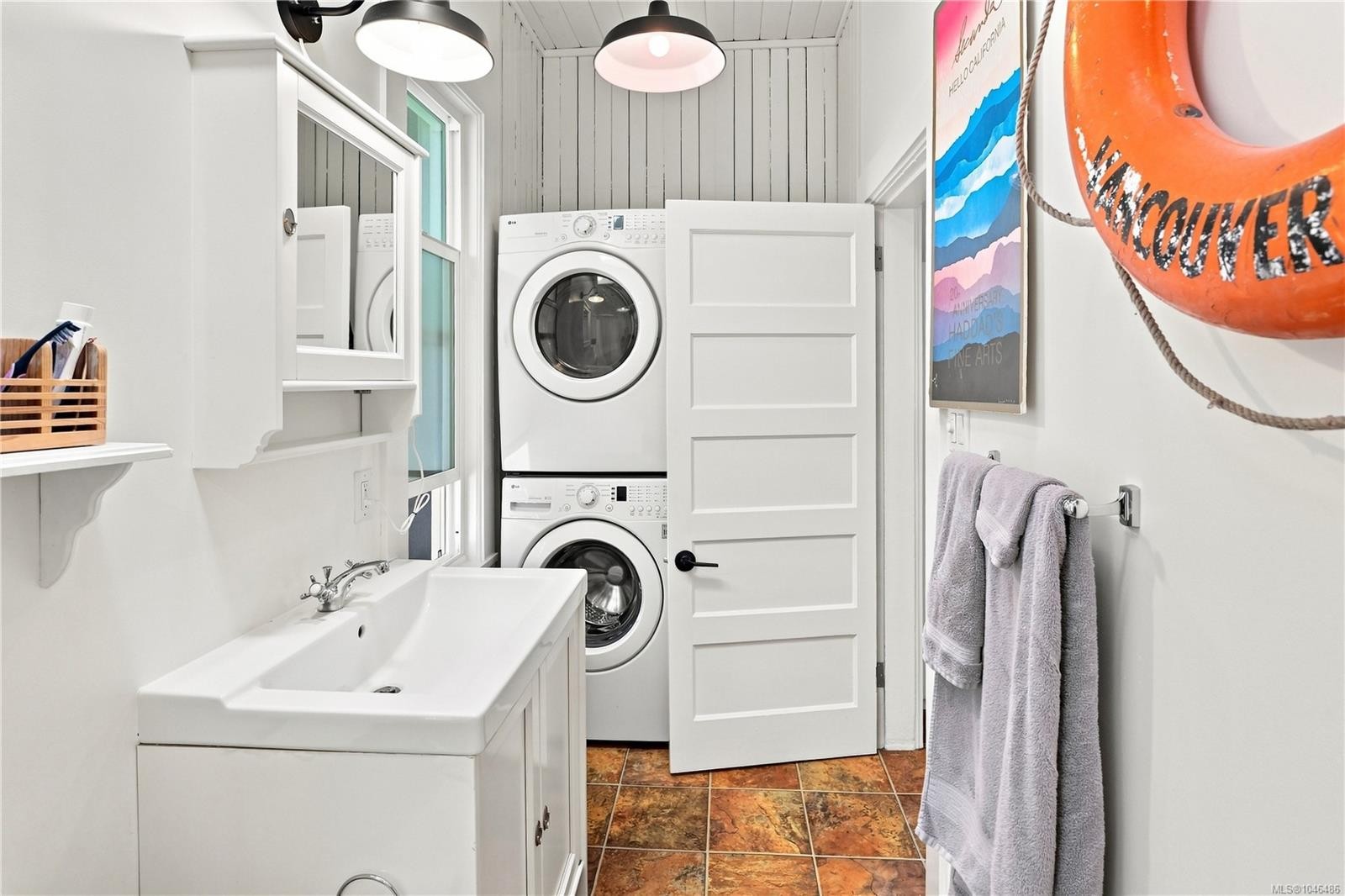 1272 Centre Rd, Victoria, BC - Indoor Photo Showing Laundry Room