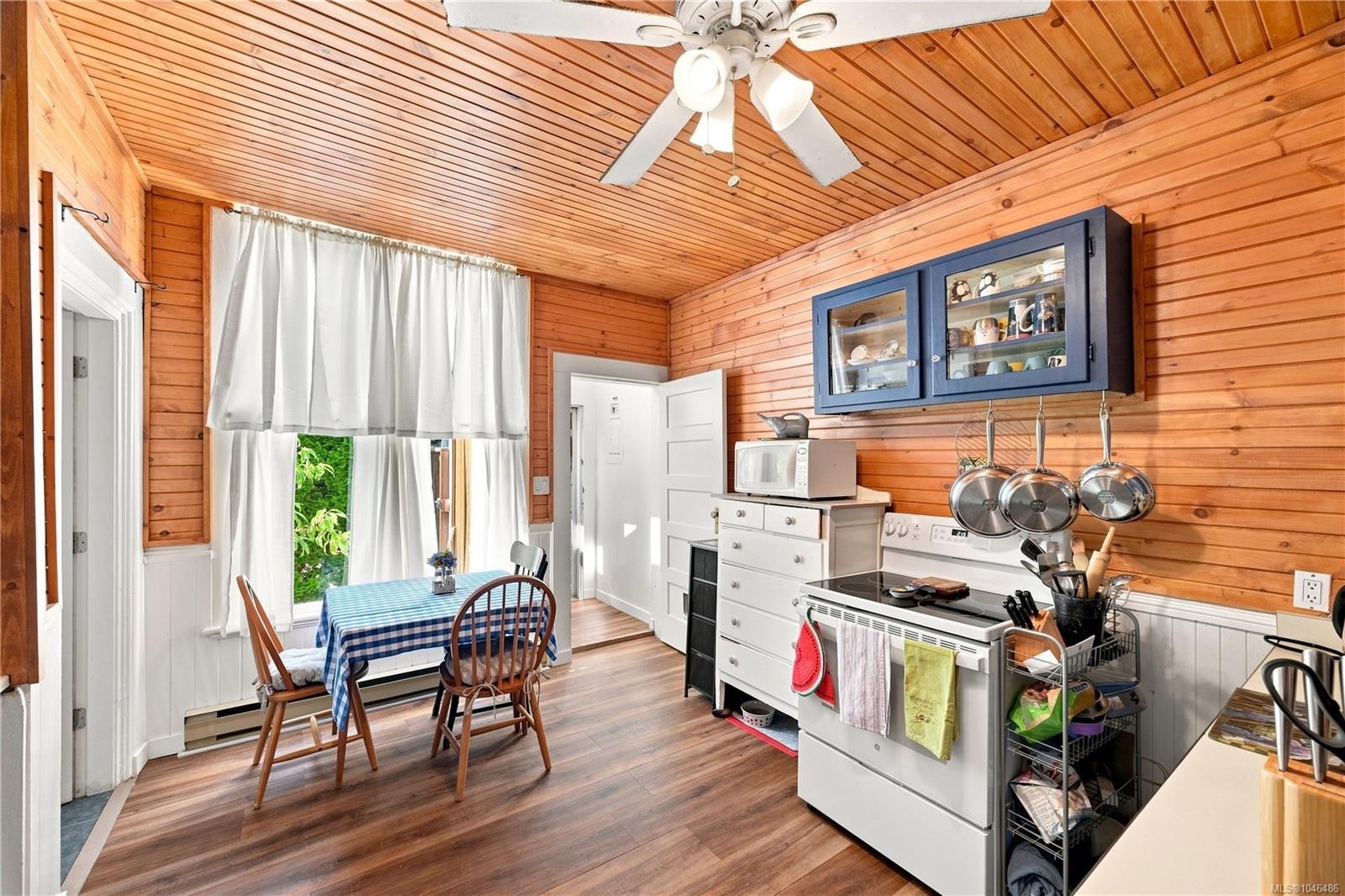 1272 Centre Rd, Victoria, BC - Indoor