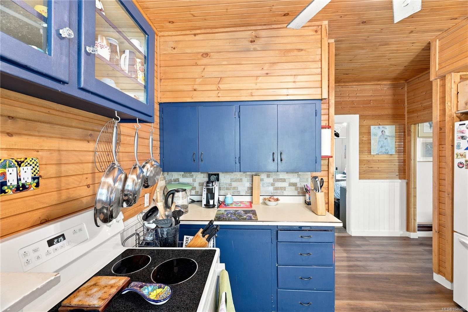 1272 Centre Rd, Victoria, BC - Indoor Photo Showing Kitchen