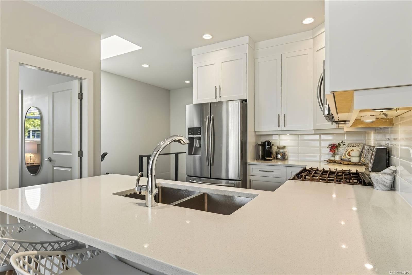 5797 Linyard Rd, Nanaimo, BC - Indoor Photo Showing Kitchen With Double Sink With Upgraded Kitchen
