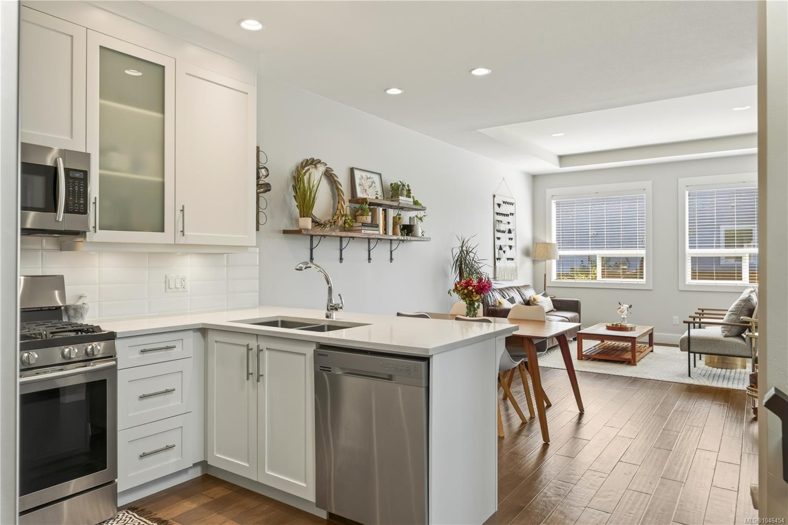 5797 Linyard Rd, Nanaimo, BC - Indoor Photo Showing Kitchen With Double Sink With Upgraded Kitchen