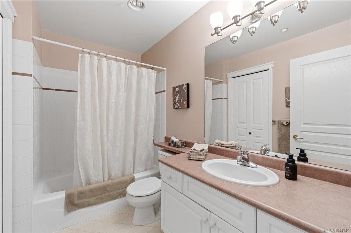 #307-6738 Dickinson Rd, Nanaimo, BC - Indoor Photo Showing Bathroom