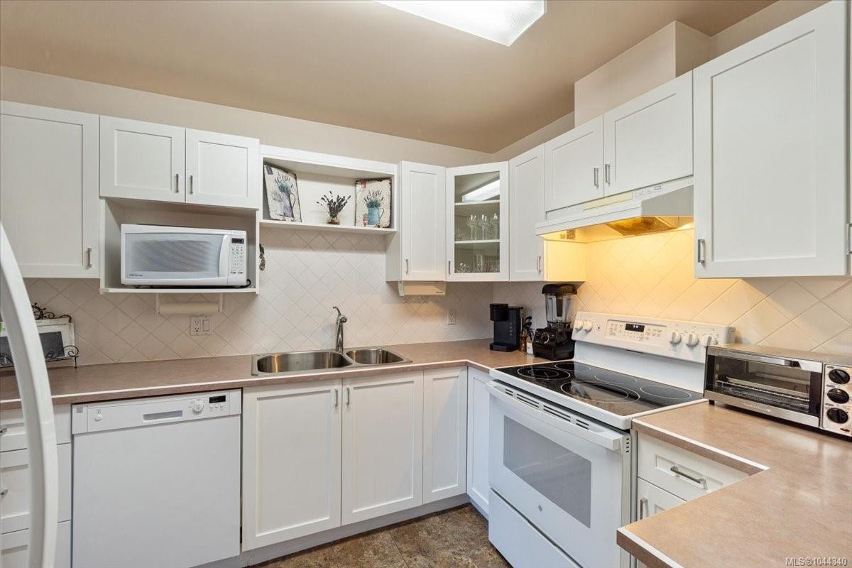 #307-6738 Dickinson Rd, Nanaimo, BC - Indoor Photo Showing Kitchen With Double Sink