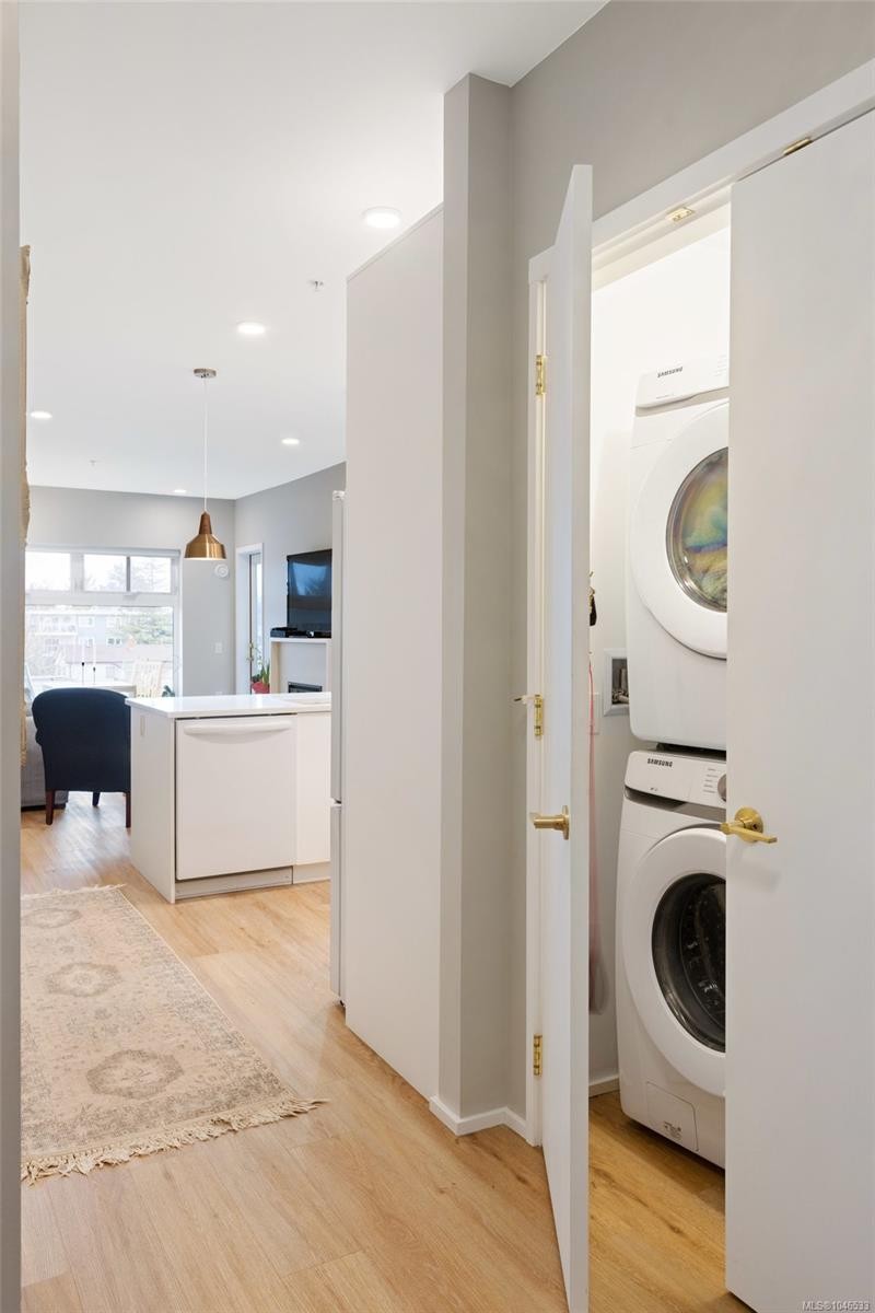 #303-2348 Beacon Ave, Sidney, BC - Indoor Photo Showing Laundry Room