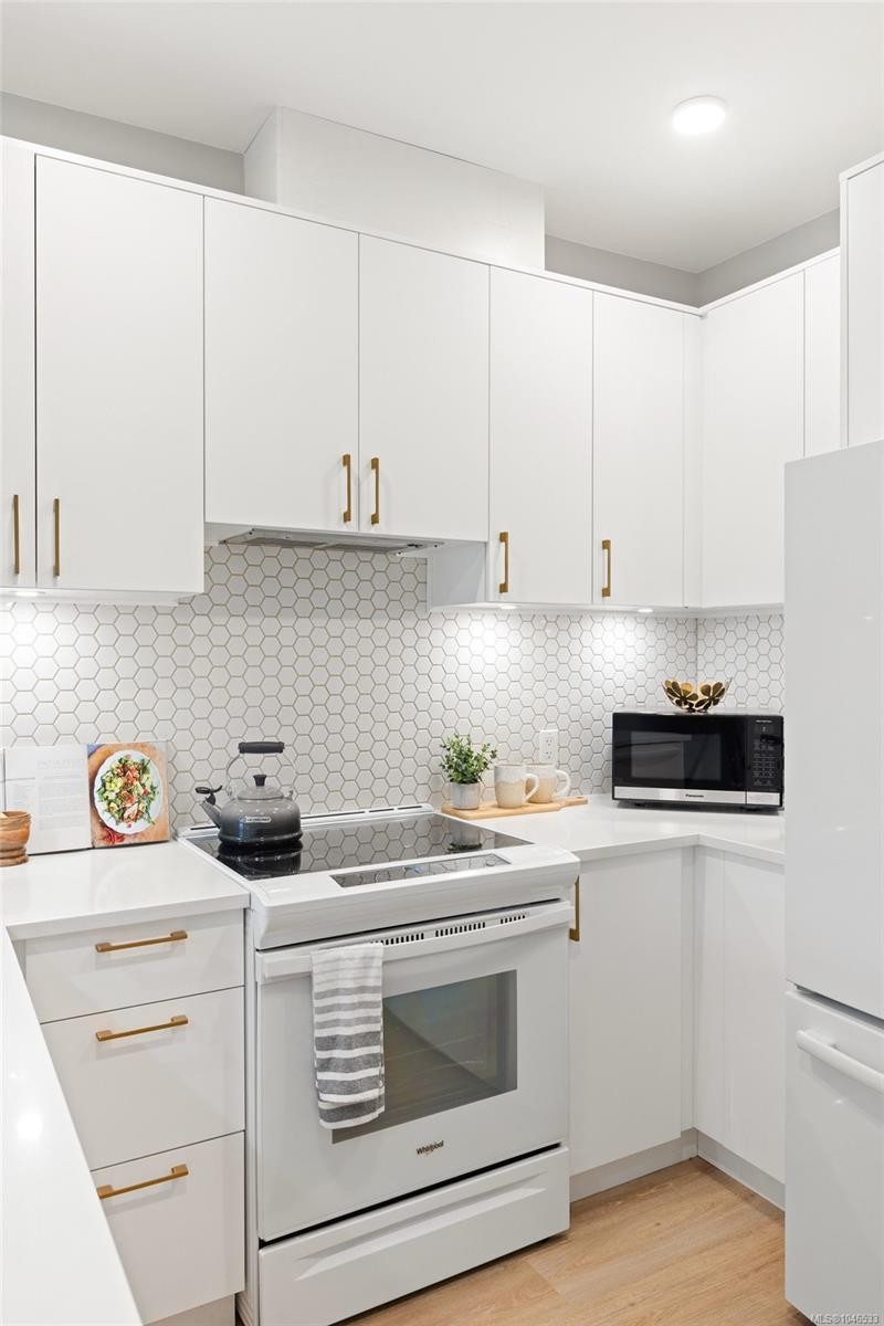 #303-2348 Beacon Ave, Sidney, BC - Indoor Photo Showing Kitchen With Upgraded Kitchen