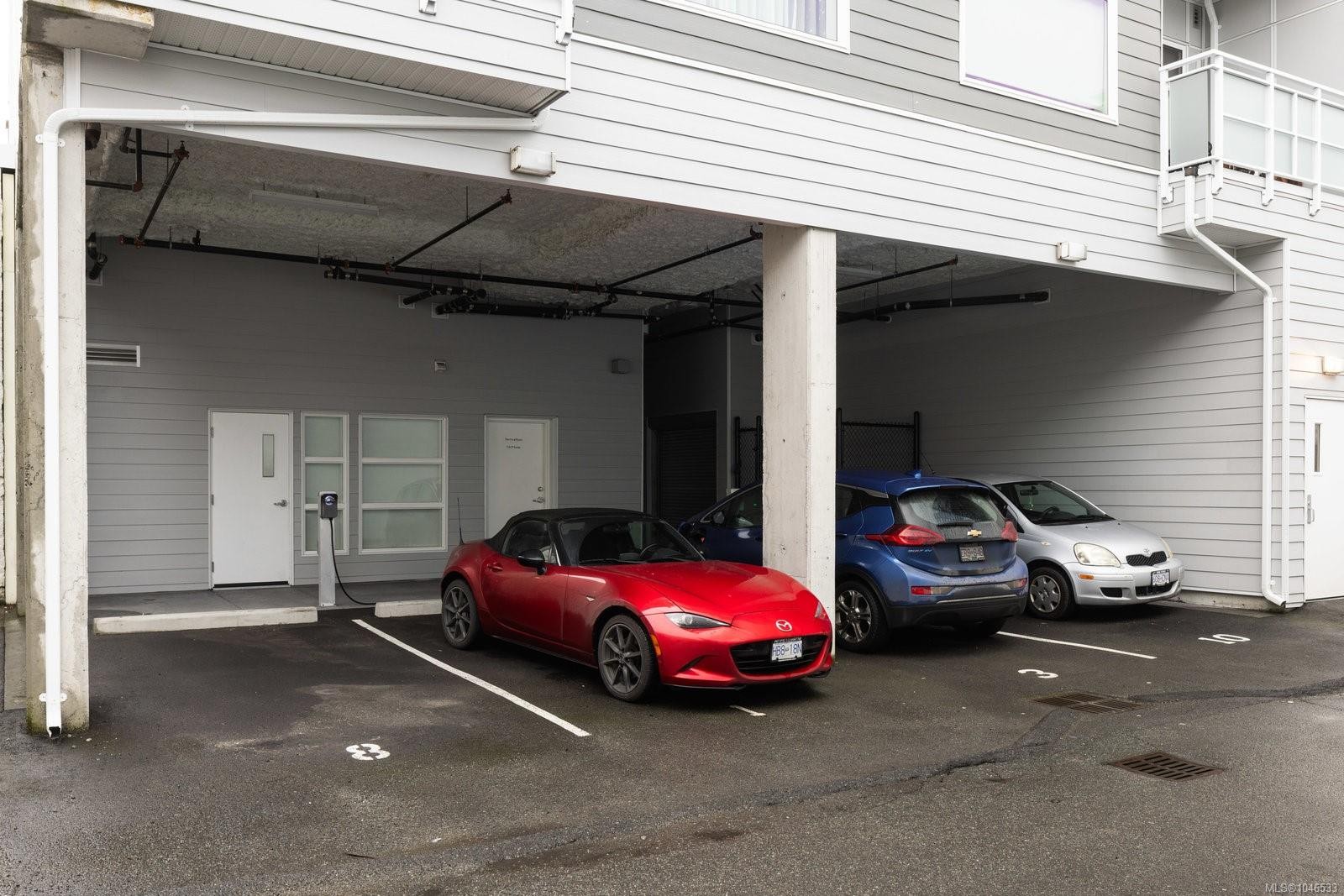 #303-2348 Beacon Ave, Sidney, BC - Indoor Photo Showing Garage
