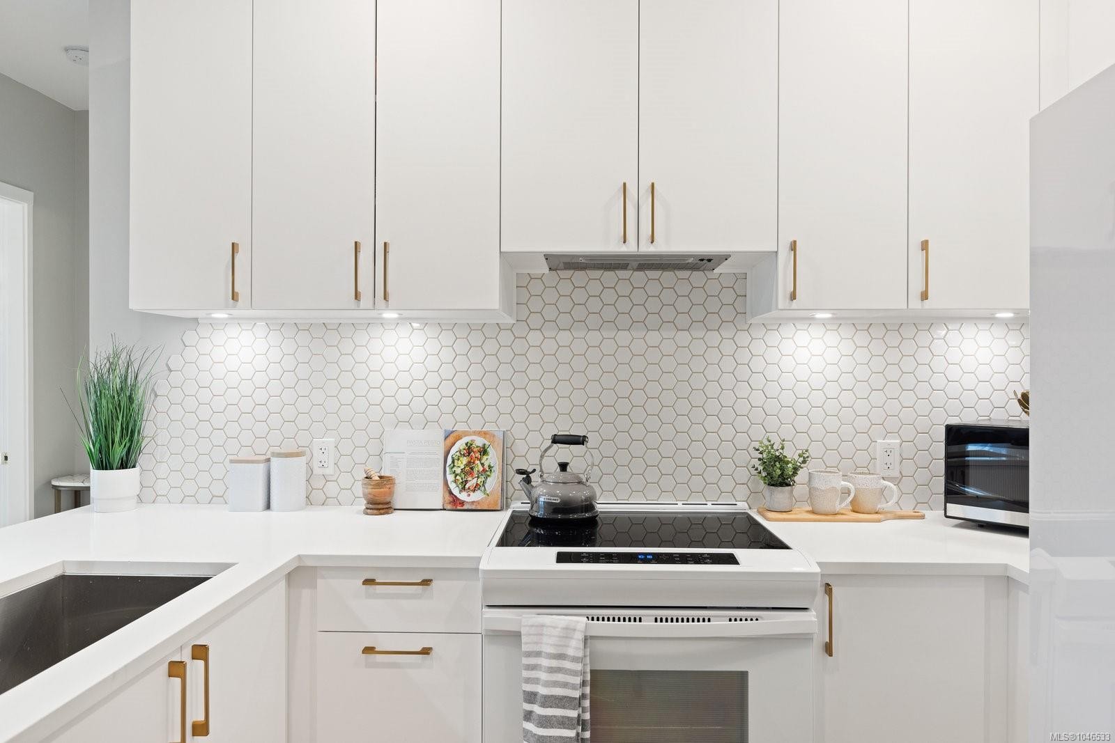 #303-2348 Beacon Ave, Sidney, BC - Indoor Photo Showing Kitchen With Upgraded Kitchen