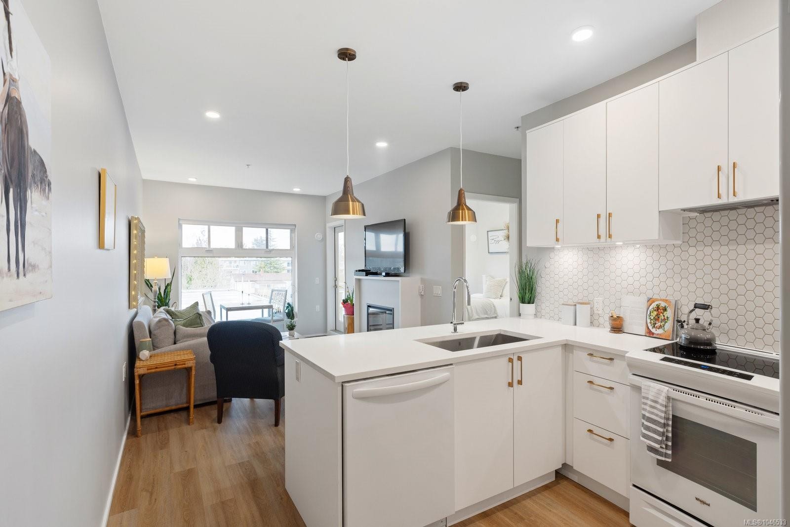 #303-2348 Beacon Ave, Sidney, BC - Indoor Photo Showing Kitchen With Upgraded Kitchen