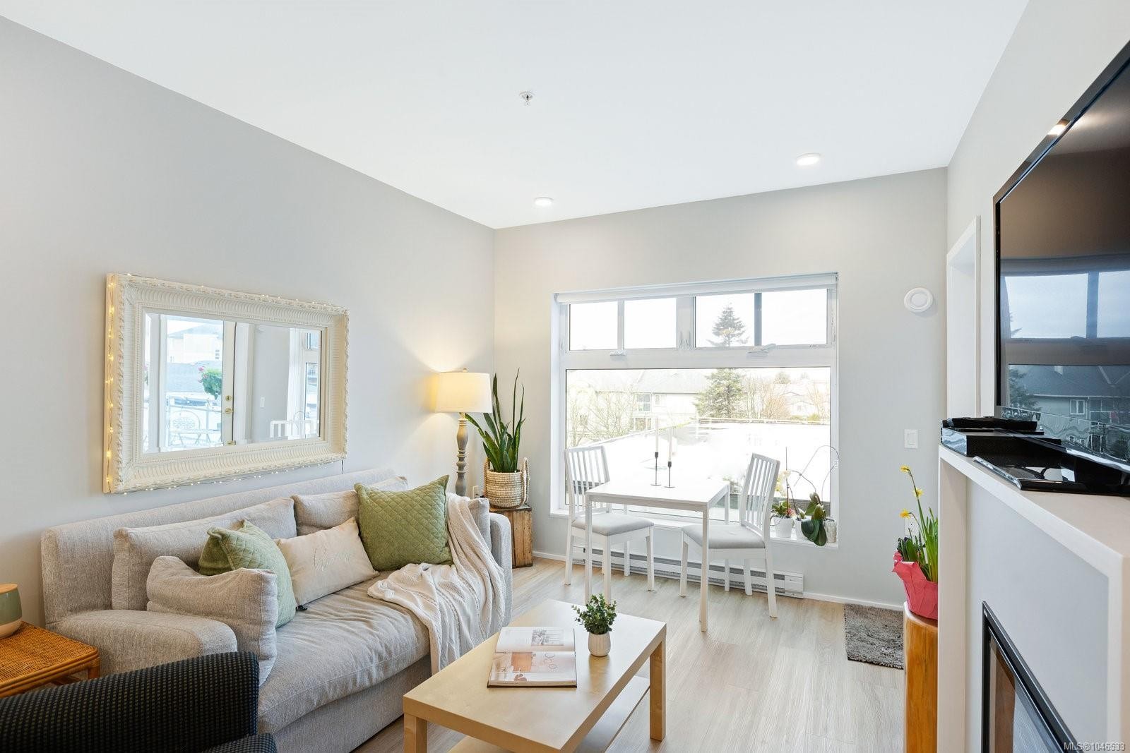 #303-2348 Beacon Ave, Sidney, BC - Indoor Photo Showing Living Room