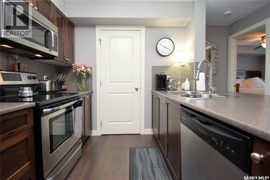 308 306 Petterson Drive, Estevan, SK - Indoor Photo Showing Kitchen With Double Sink