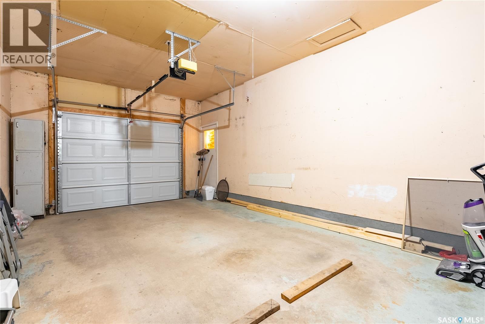 604 King Street, Imperial, SK - Indoor Photo Showing Garage
