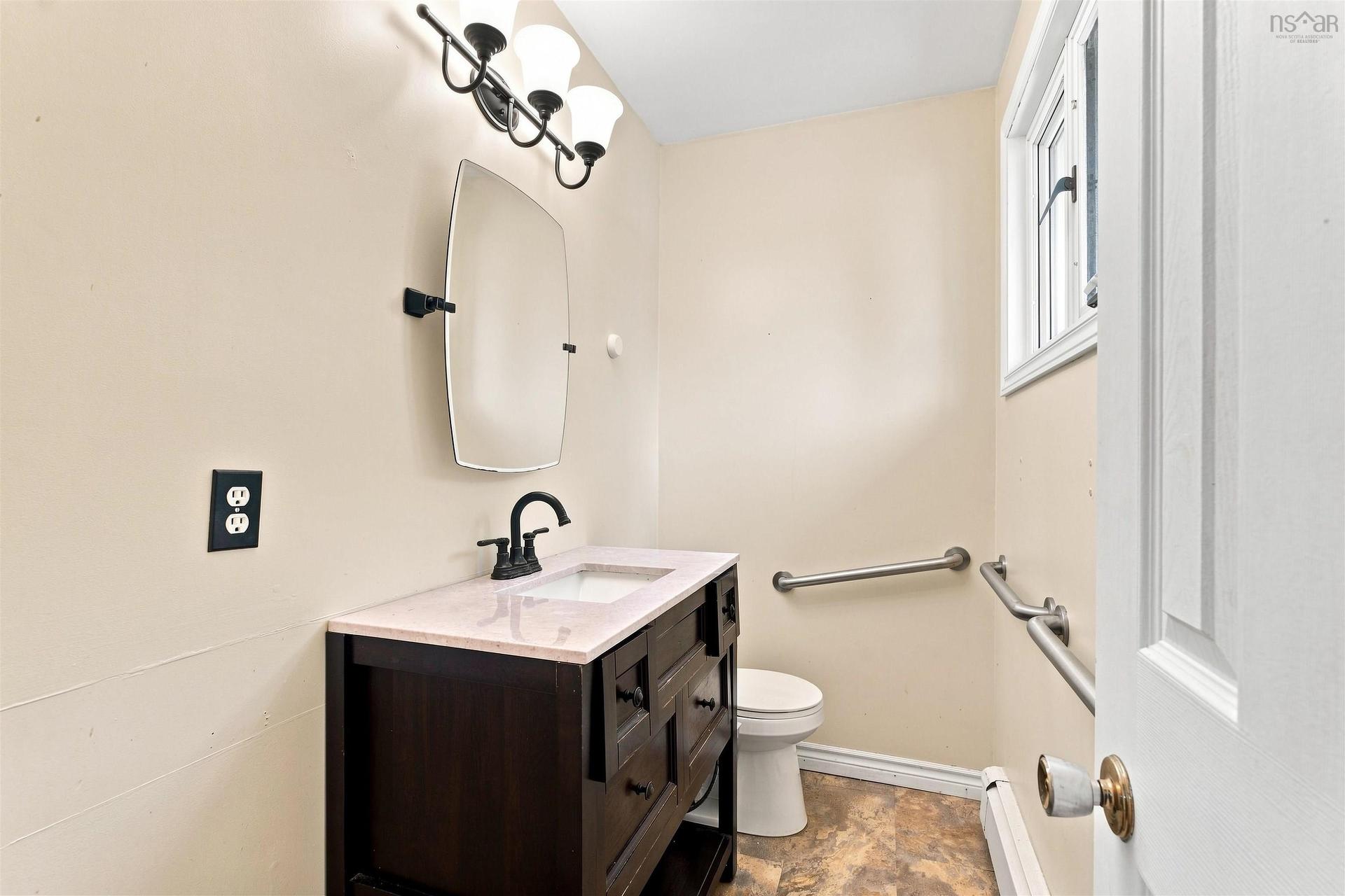 2 Applewood Lane, Dartmouth, NS - Indoor Photo Showing Bathroom